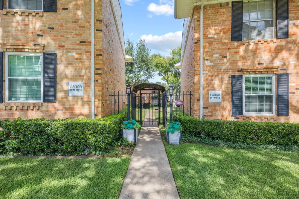 6035 Sandhurst Lane #B Dallas, TX 75206
