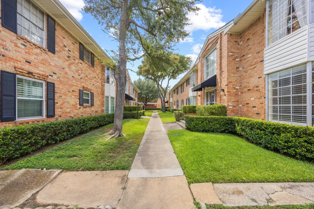 6035 Sandhurst Lane #B Dallas, TX 75206