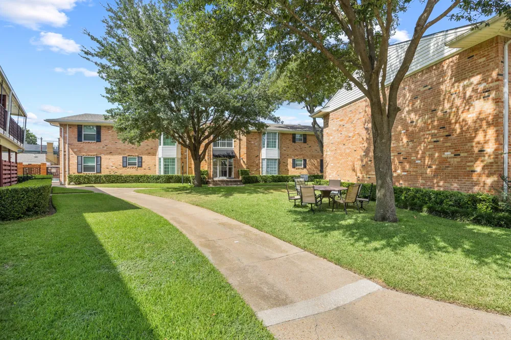 6035 Sandhurst Lane #B Dallas, TX 75206