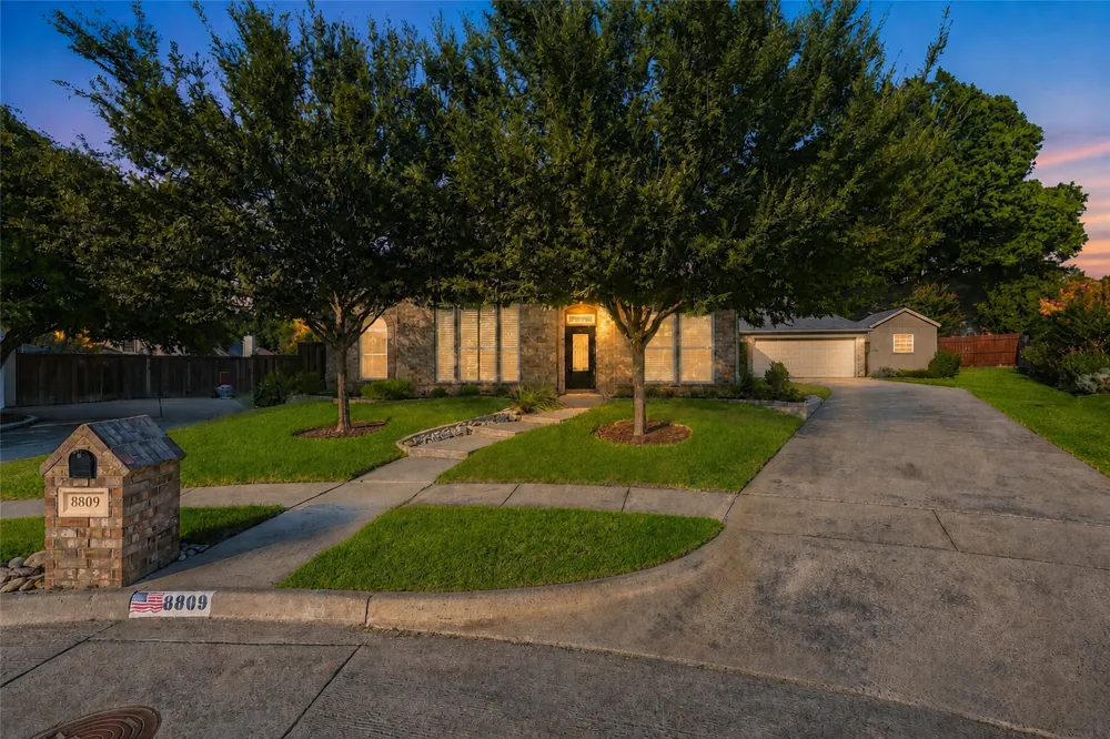 8809 Hedge Row Court North Richland Hills, TX 76182