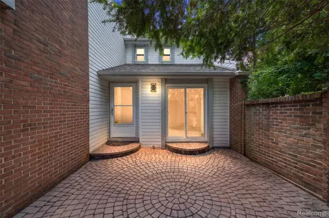 169 E Long Lake Road