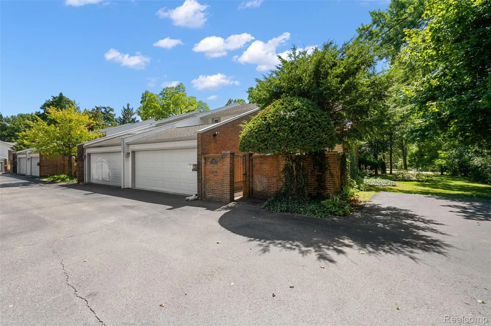 169 E Long Lake Road Bloomfield Hills City, MI 48304