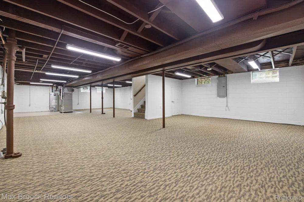 999 NORFOLK STREET Birmingham City, MI 48009