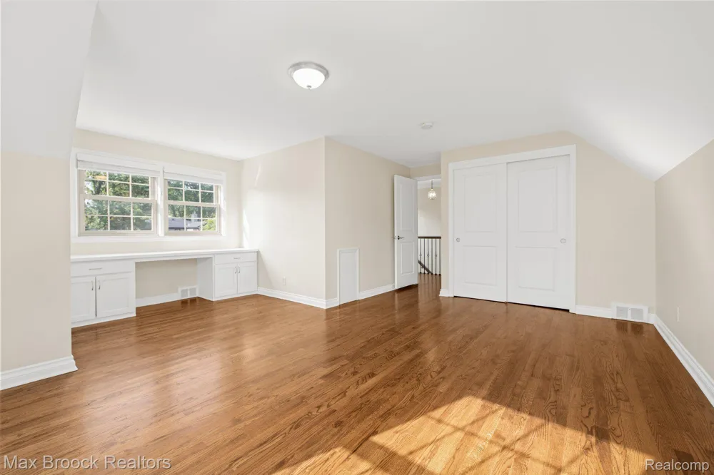 999 NORFOLK STREET Birmingham City, MI 48009