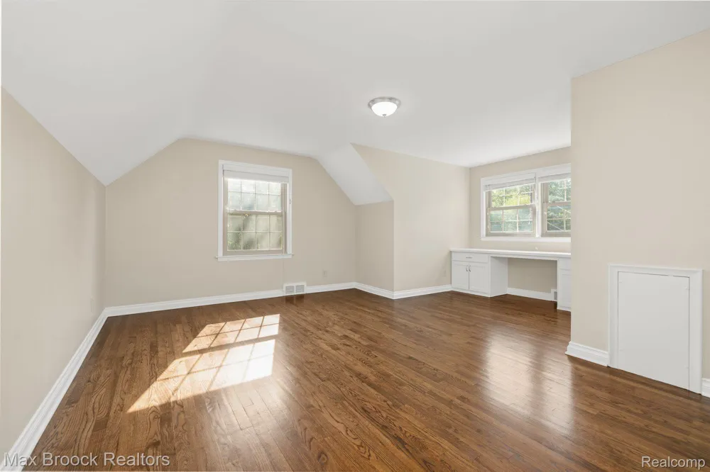 999 NORFOLK STREET Birmingham City, MI 48009