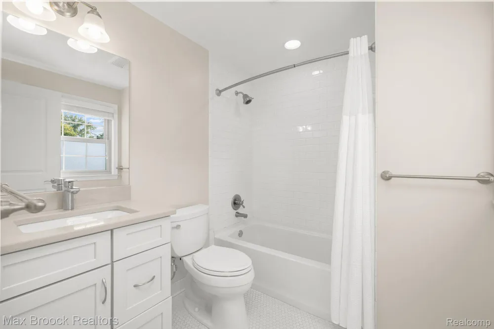 999 NORFOLK STREET Birmingham City, MI 48009