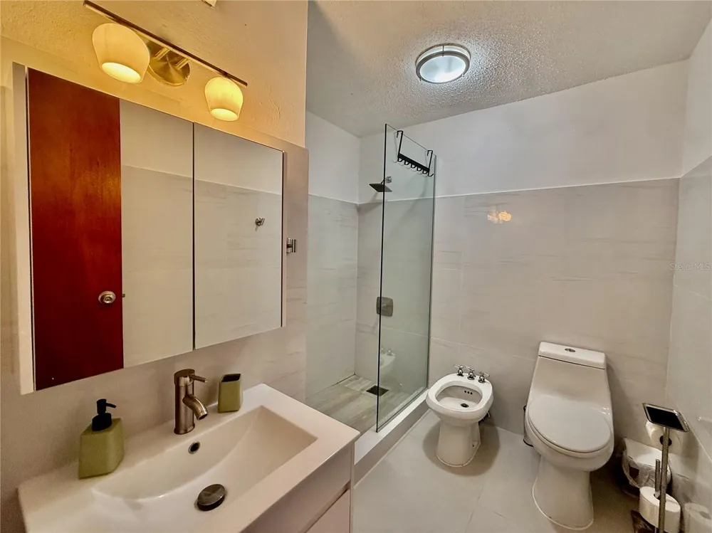 177 Road VANDA #B1 Guaynabo, PR 00966