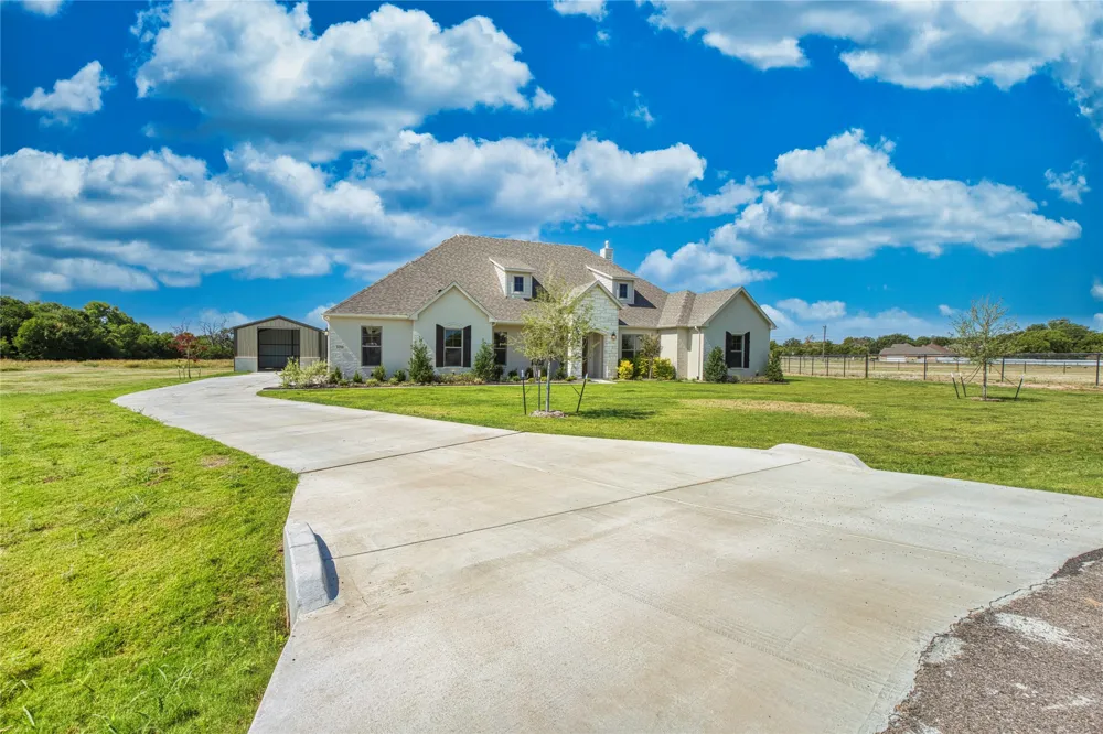 1016 Emery Court Weatherford, TX 76087