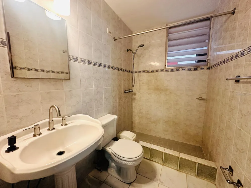 AH 19 JARDINES DE COUNTRY CLUB Carolina, PR 00979