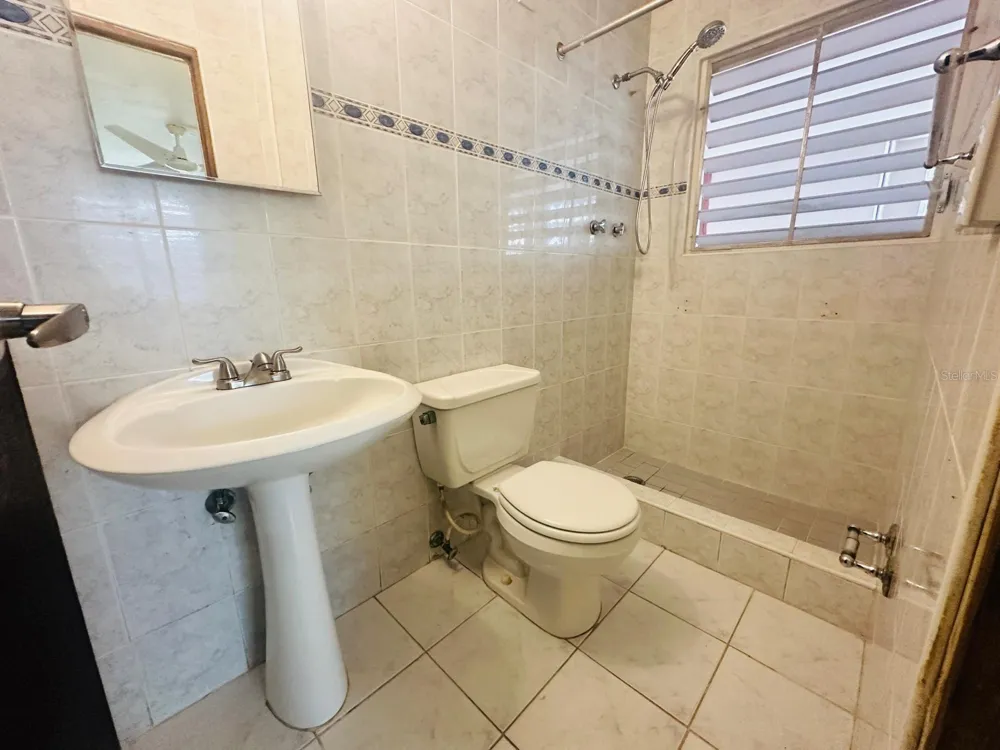 AH 19 JARDINES DE COUNTRY CLUB Carolina, PR 00979
