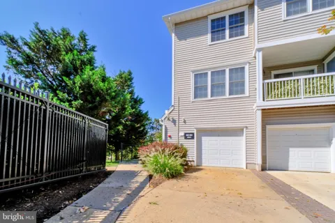 4664 SUPERIOR SQUARE