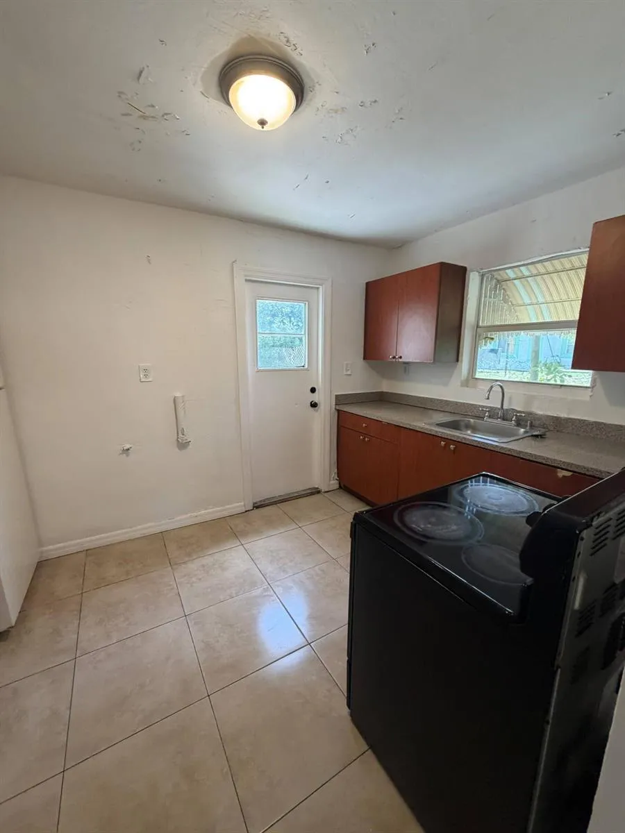 1525 W 15TH STREET Riviera Beach, FL 33404