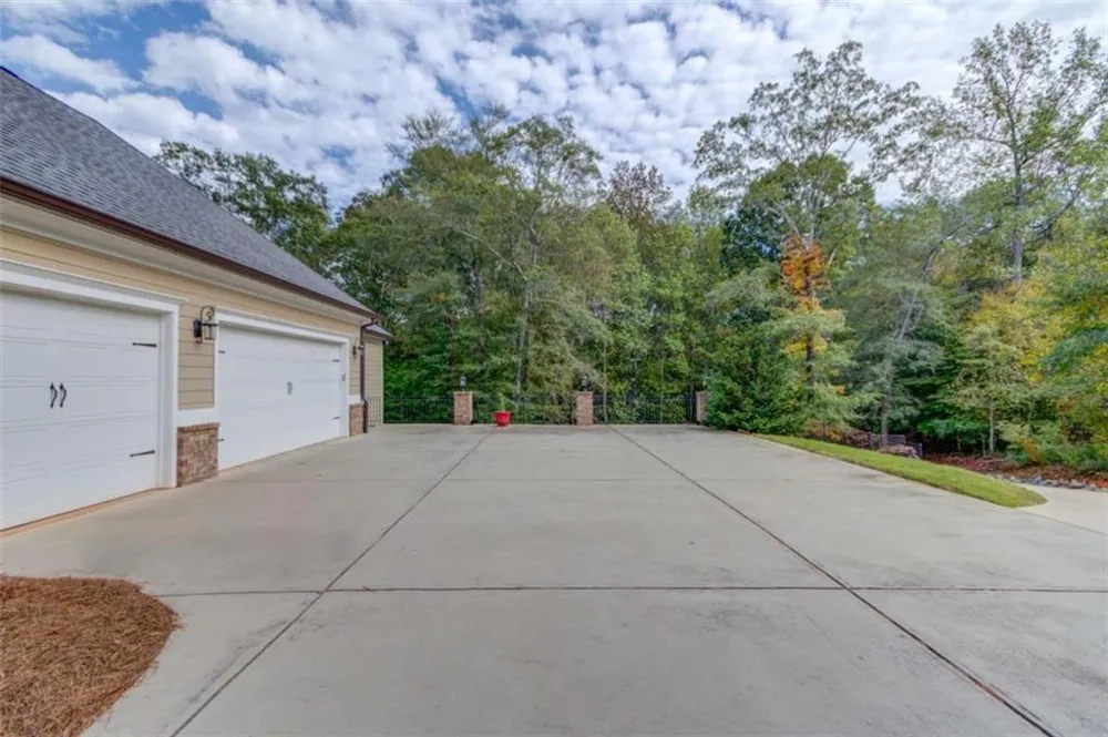 624 Skyland Drive Hoschton, GA 30548