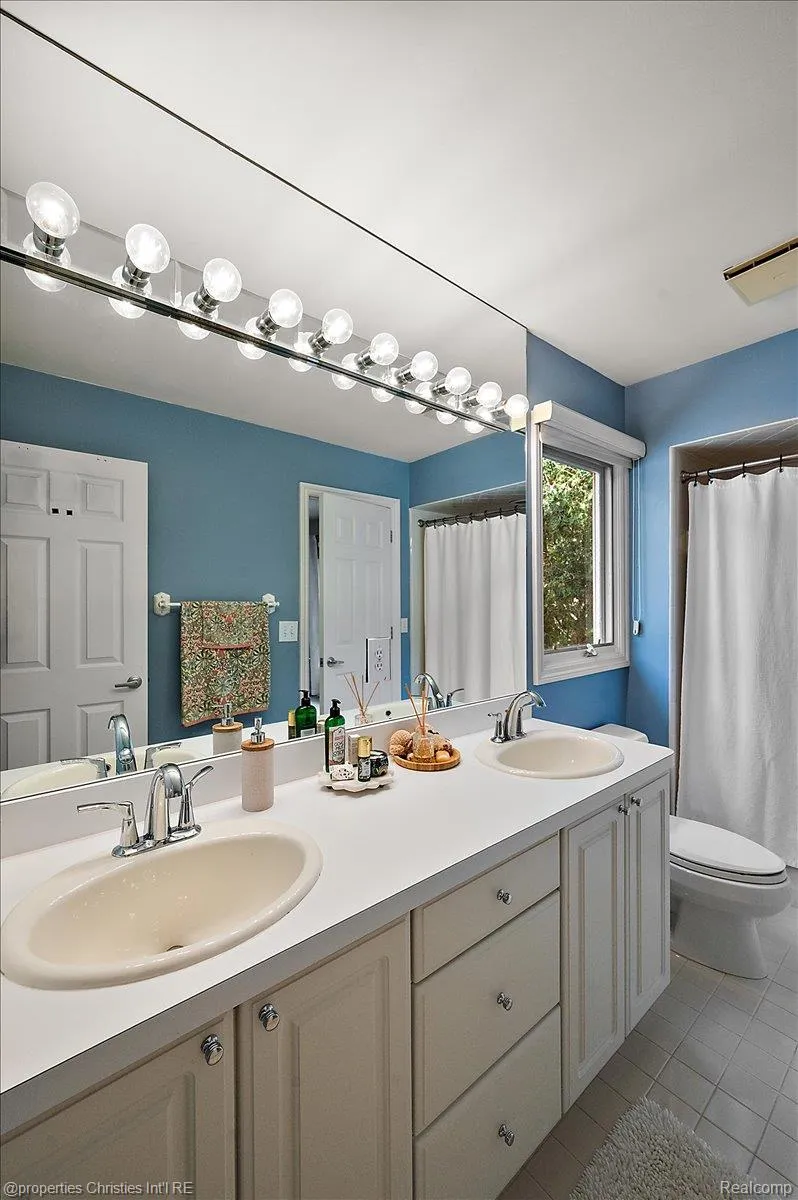 2010 Northlawn Boulevard Birmingham City, MI 48009