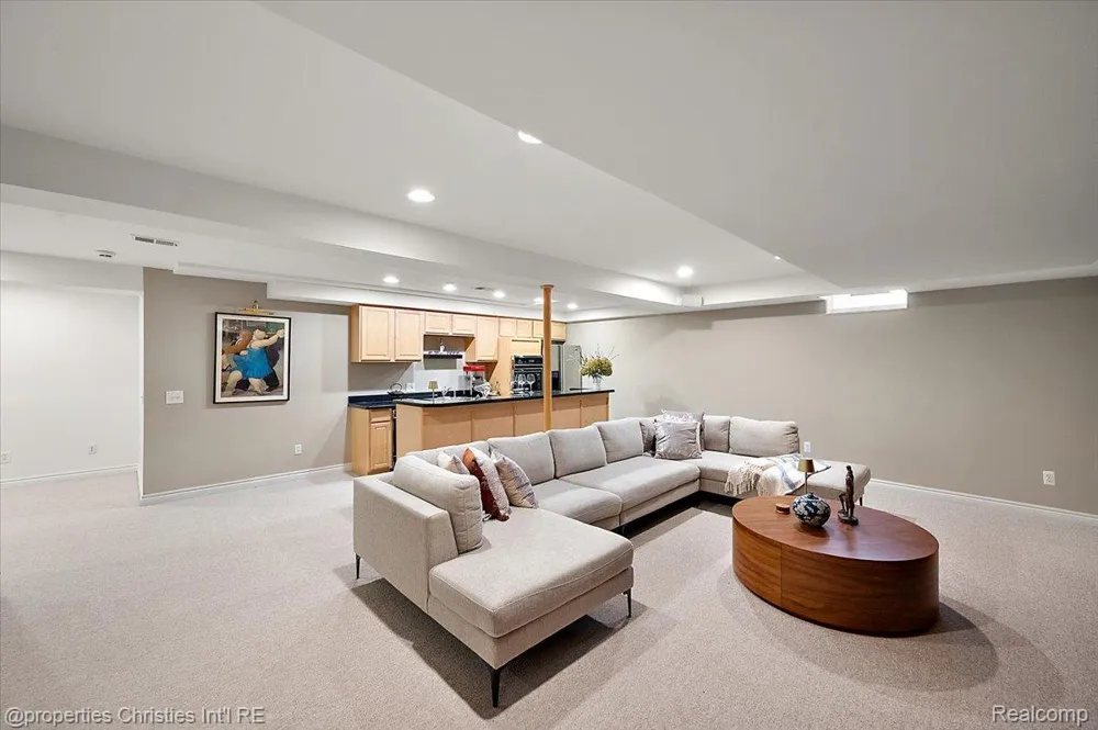 2010 Northlawn Boulevard Birmingham City, MI 48009