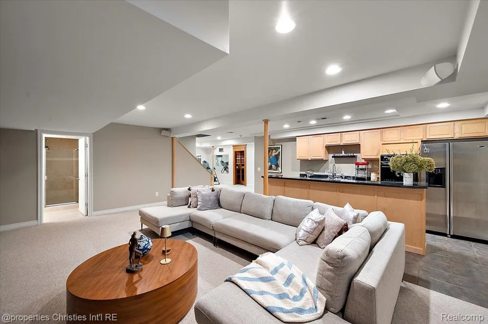 2010 Northlawn Boulevard Birmingham City, MI 48009
