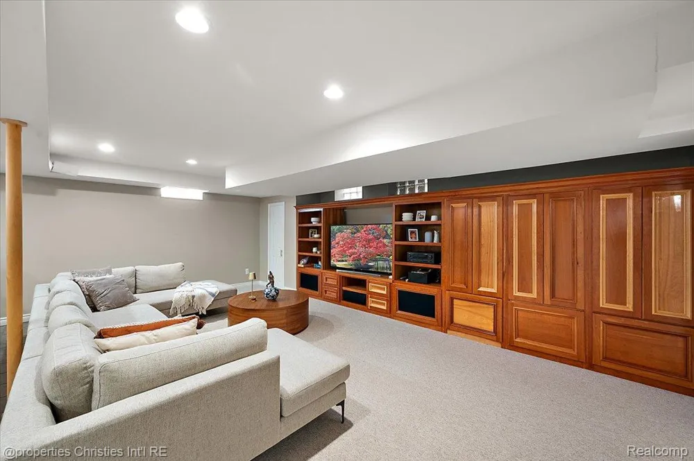 2010 Northlawn Boulevard Birmingham City, MI 48009