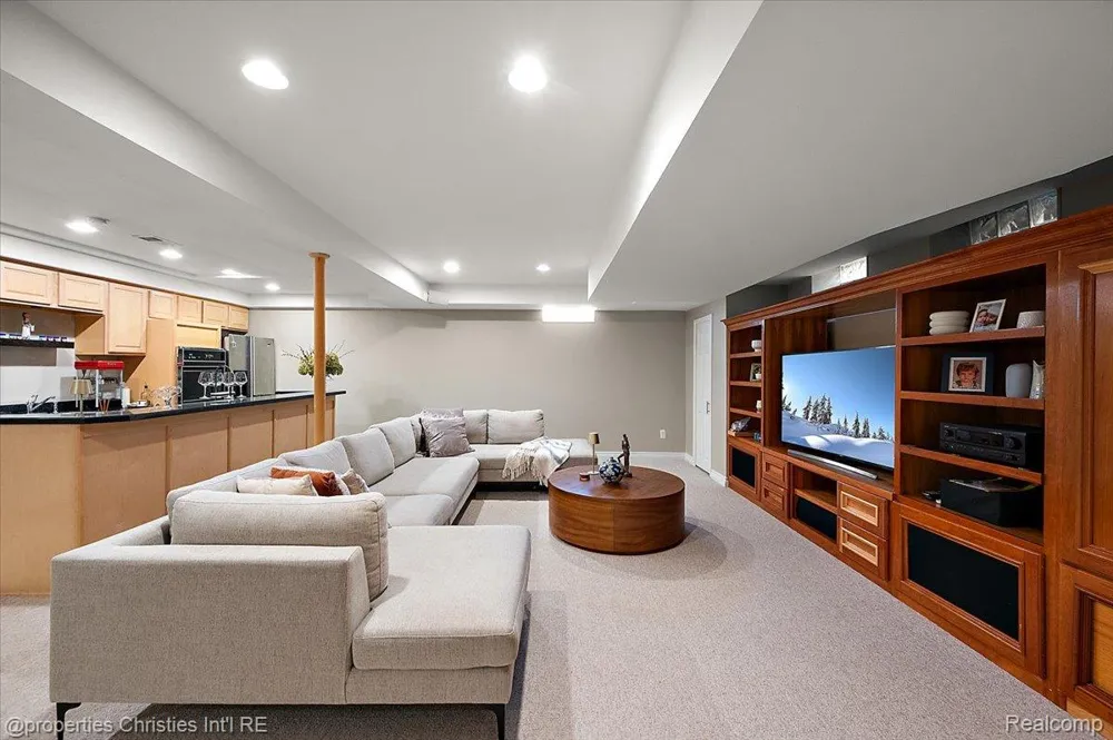 2010 Northlawn Boulevard Birmingham City, MI 48009