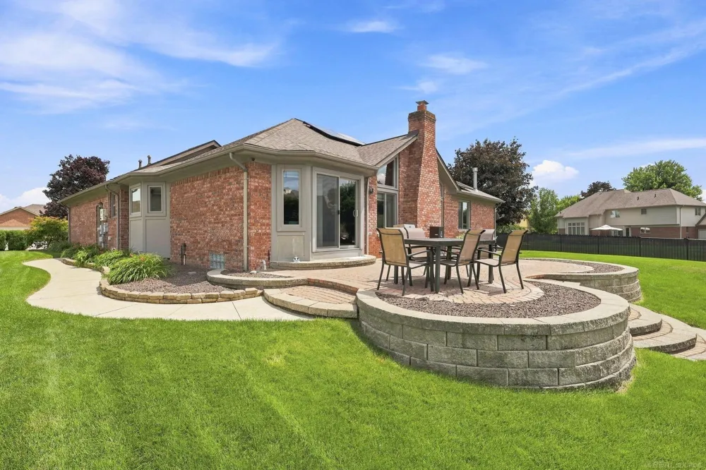 47641 Beacon Square Drive Macomb Township, MI 48044