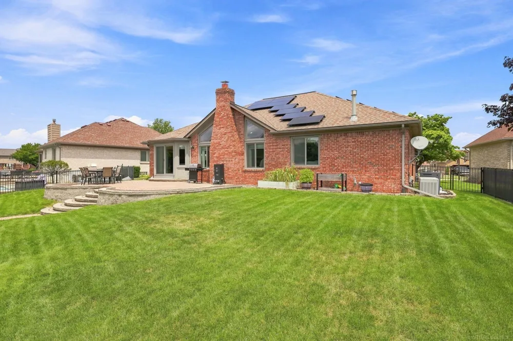 47641 Beacon Square Drive Macomb Township, MI 48044