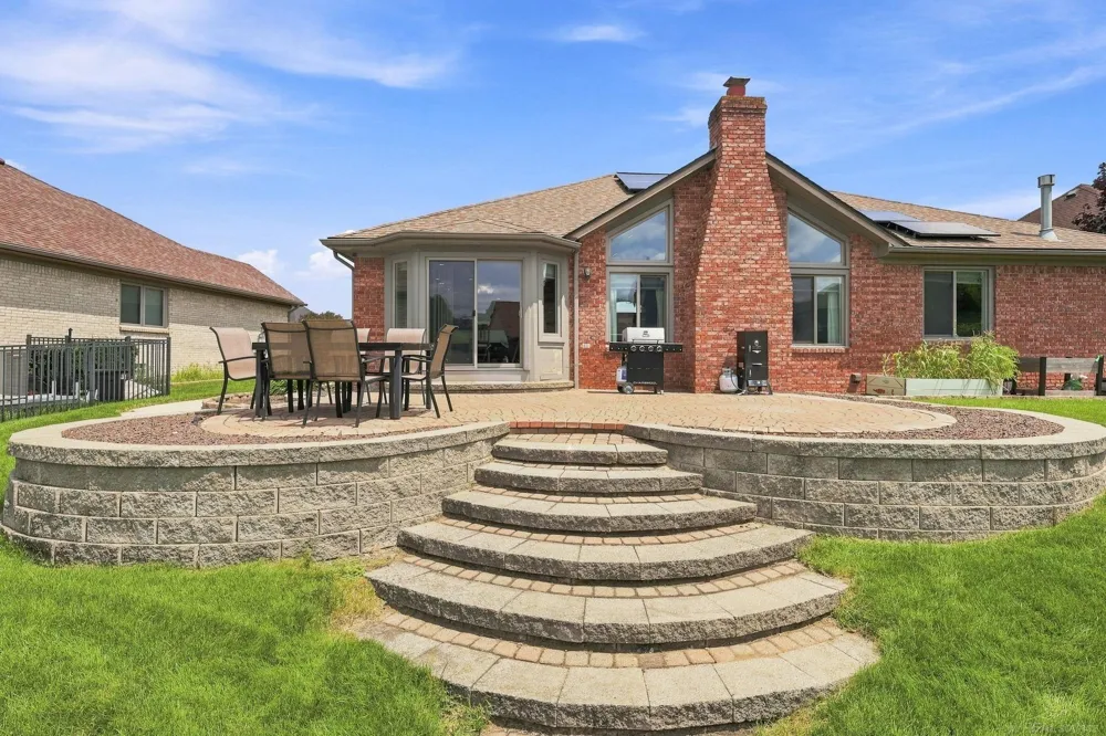 47641 Beacon Square Drive Macomb Township, MI 48044