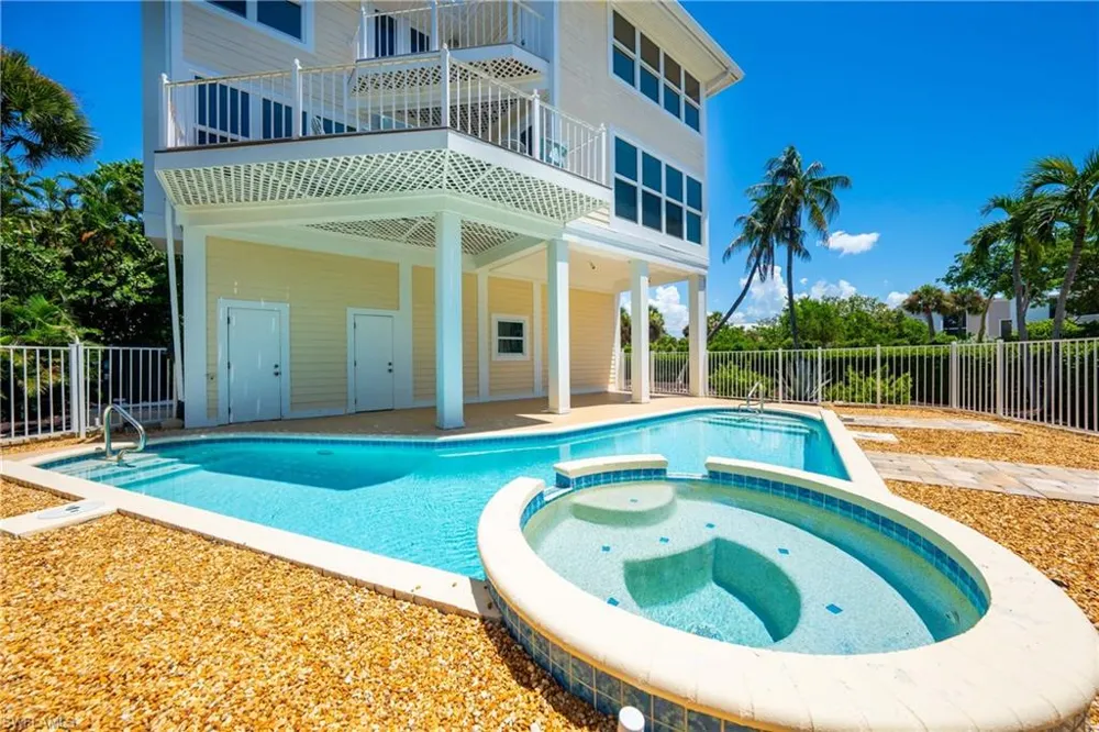 408 Bella Vista Way E Sanibel, FL 33957