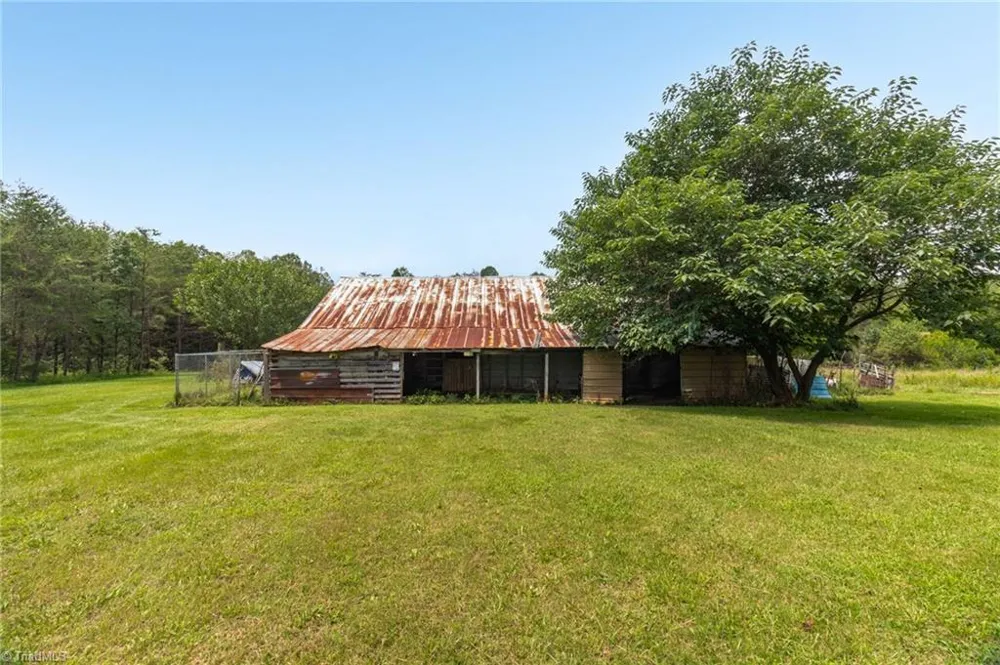 1352 Gravitte Road Pilot Mountain, NC 27041