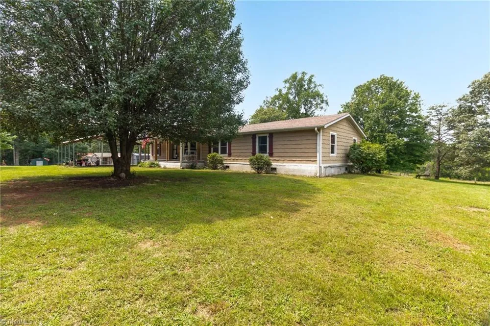 1352 Gravitte Road Pilot Mountain, NC 27041