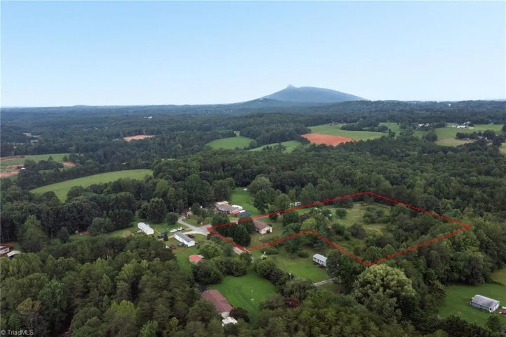 1352 Gravitte Road Pilot Mountain, NC 27041
