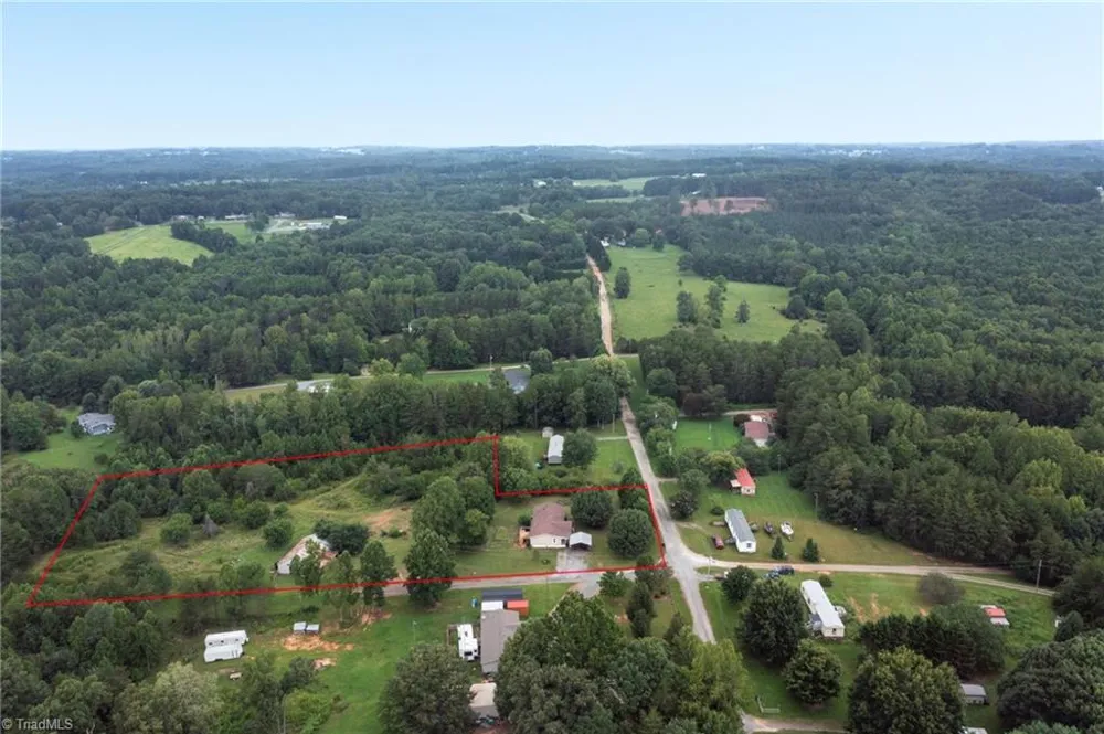 1352 Gravitte Road Pilot Mountain, NC 27041