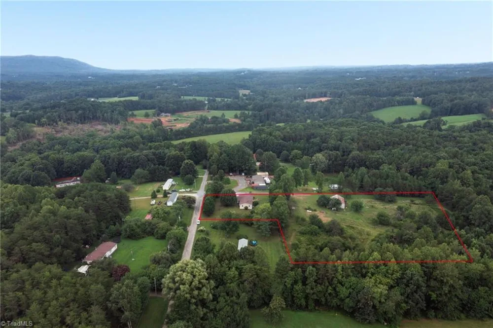1352 Gravitte Road Pilot Mountain, NC 27041