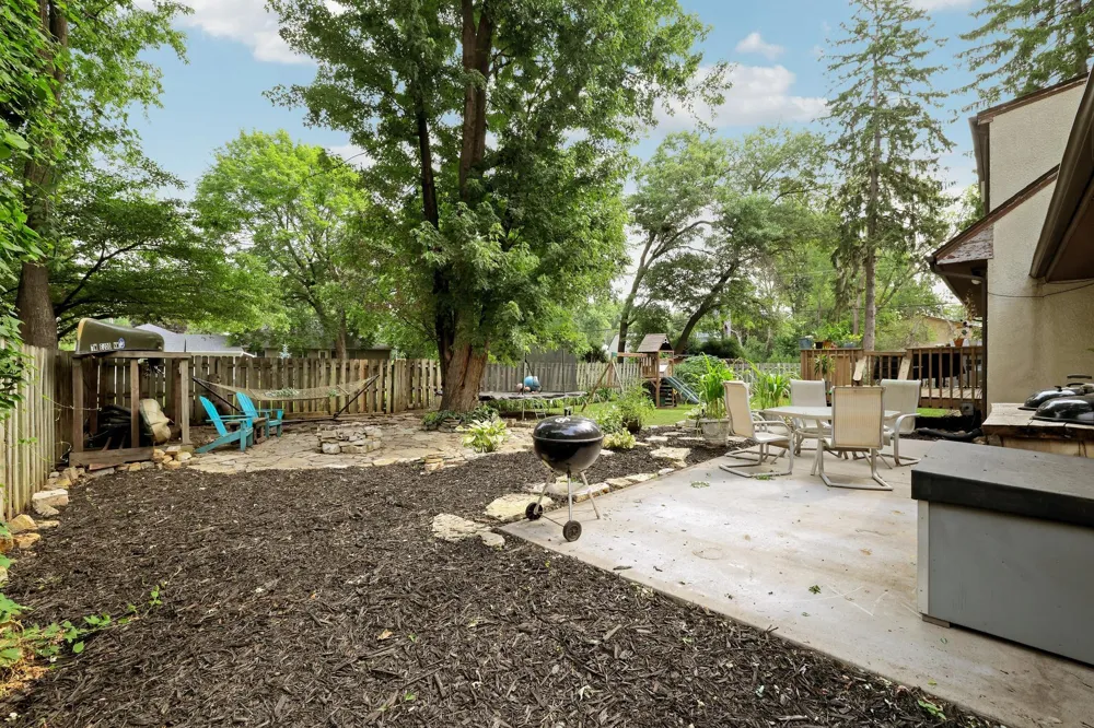 2735 18th Avenue E North Saint Paul, MN 55109