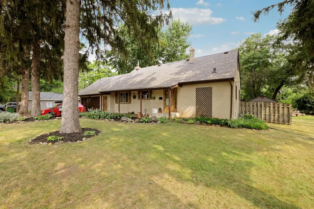 2735 18th Avenue E North Saint Paul, MN 55109