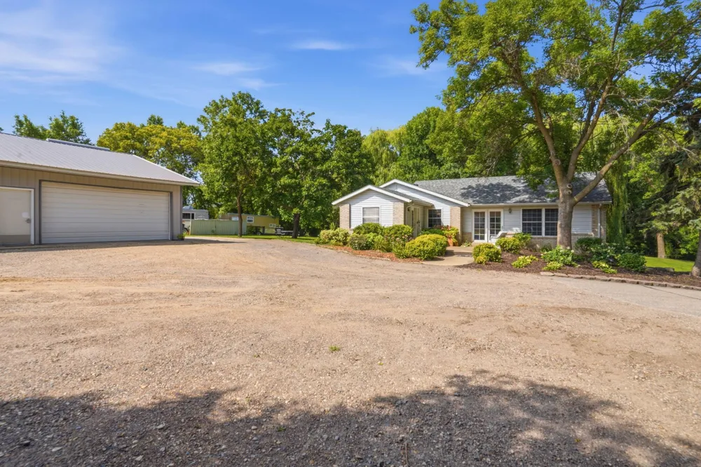 9372 71st Street NE Spicer, MN 56288