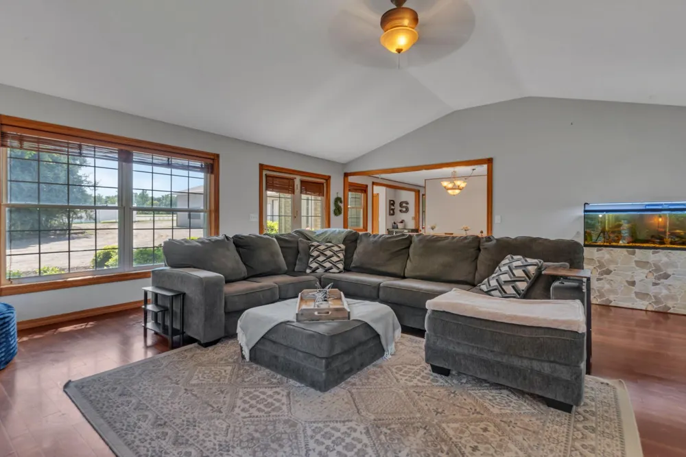 9372 71st Street NE Spicer, MN 56288