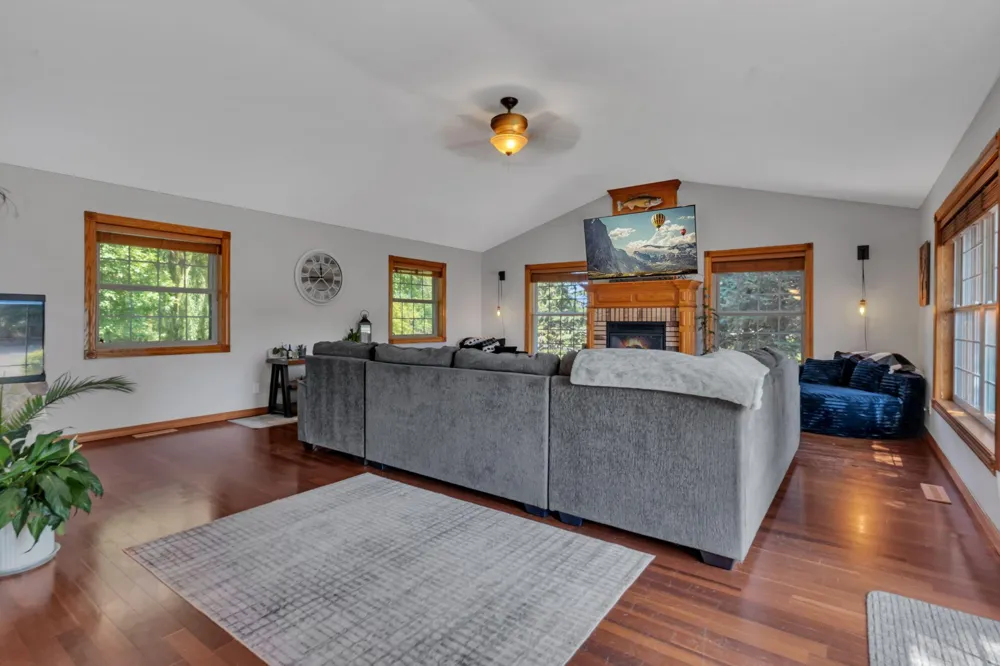 9372 71st Street NE Spicer, MN 56288