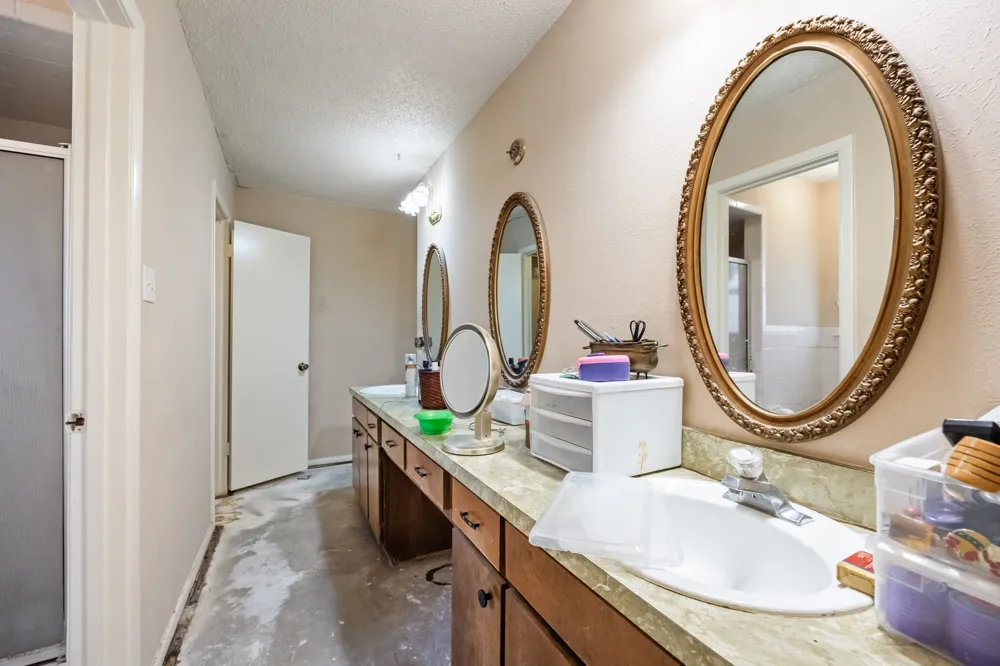 913 Redbud Street Crowley, TX 76036