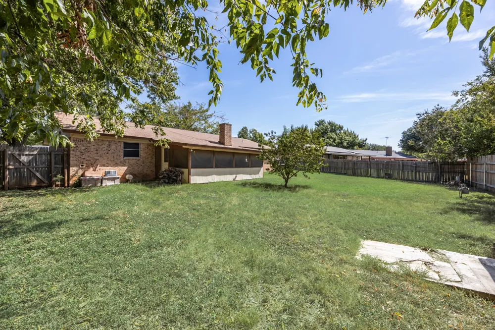 913 Redbud Street Crowley, TX 76036