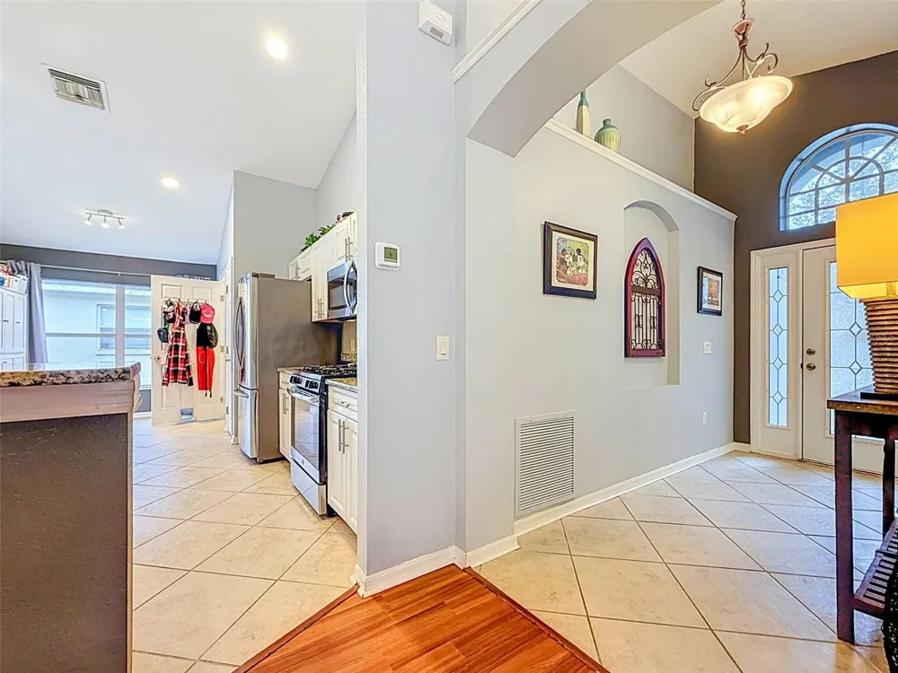 5720 HAWKLAKE RD Lithia, FL 33547