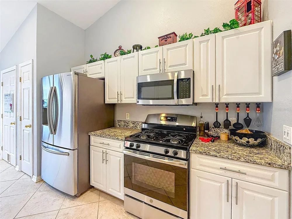 5720 HAWKLAKE RD Lithia, FL 33547