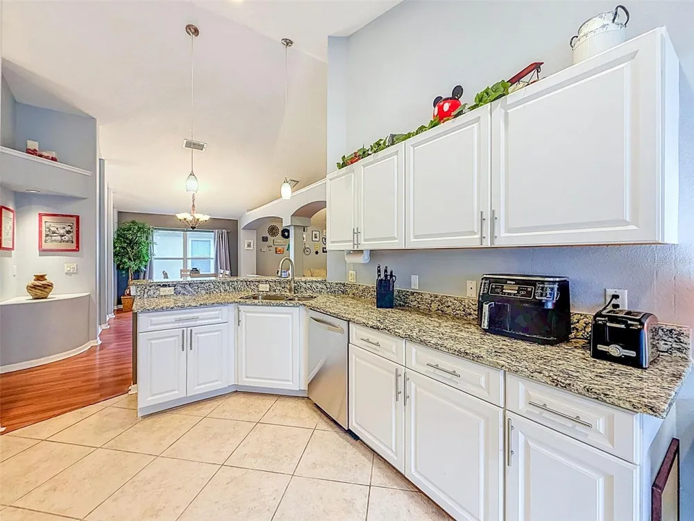 5720 HAWKLAKE RD Lithia, FL 33547