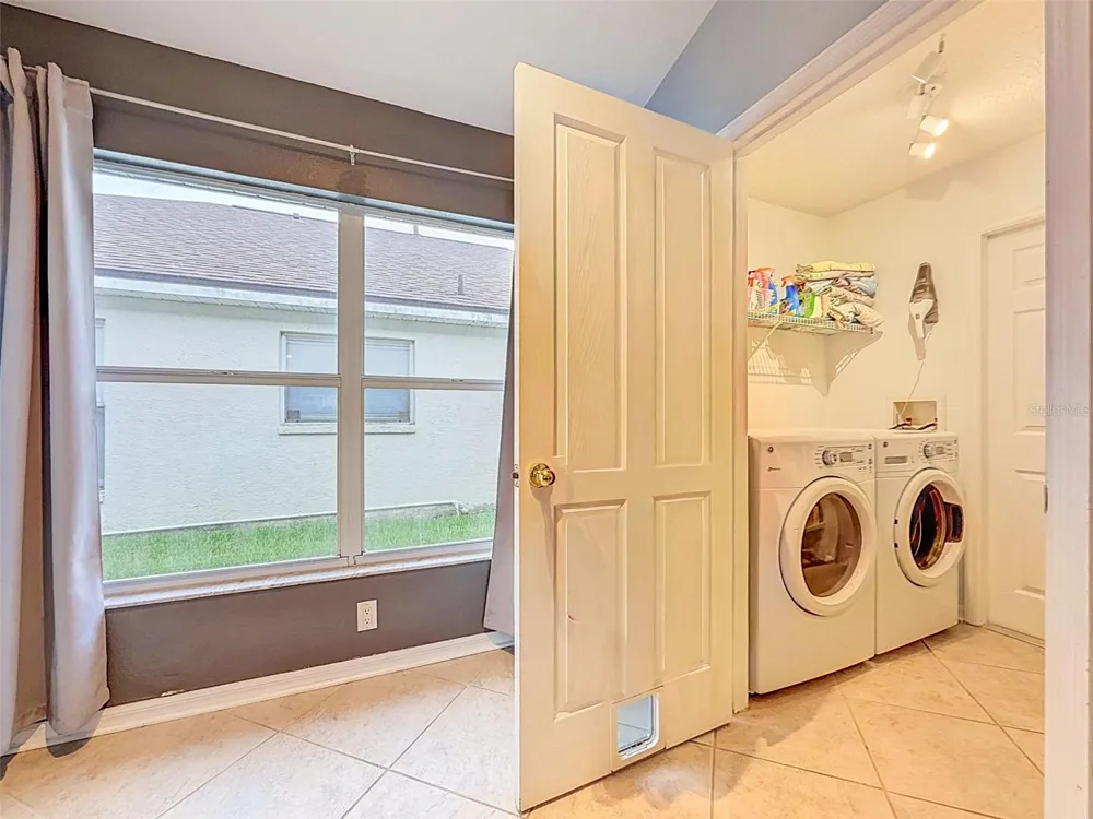 5720 HAWKLAKE RD Lithia, FL 33547