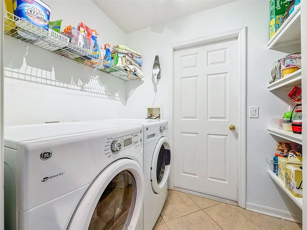 5720 HAWKLAKE RD Lithia, FL 33547