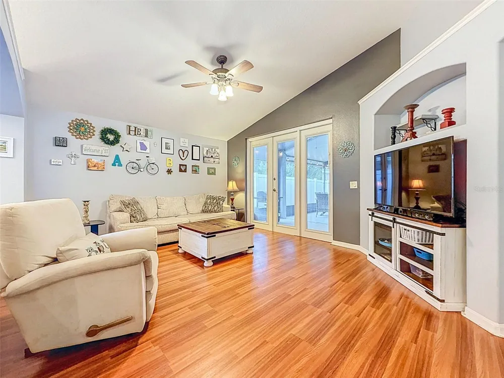 5720 HAWKLAKE RD Lithia, FL 33547