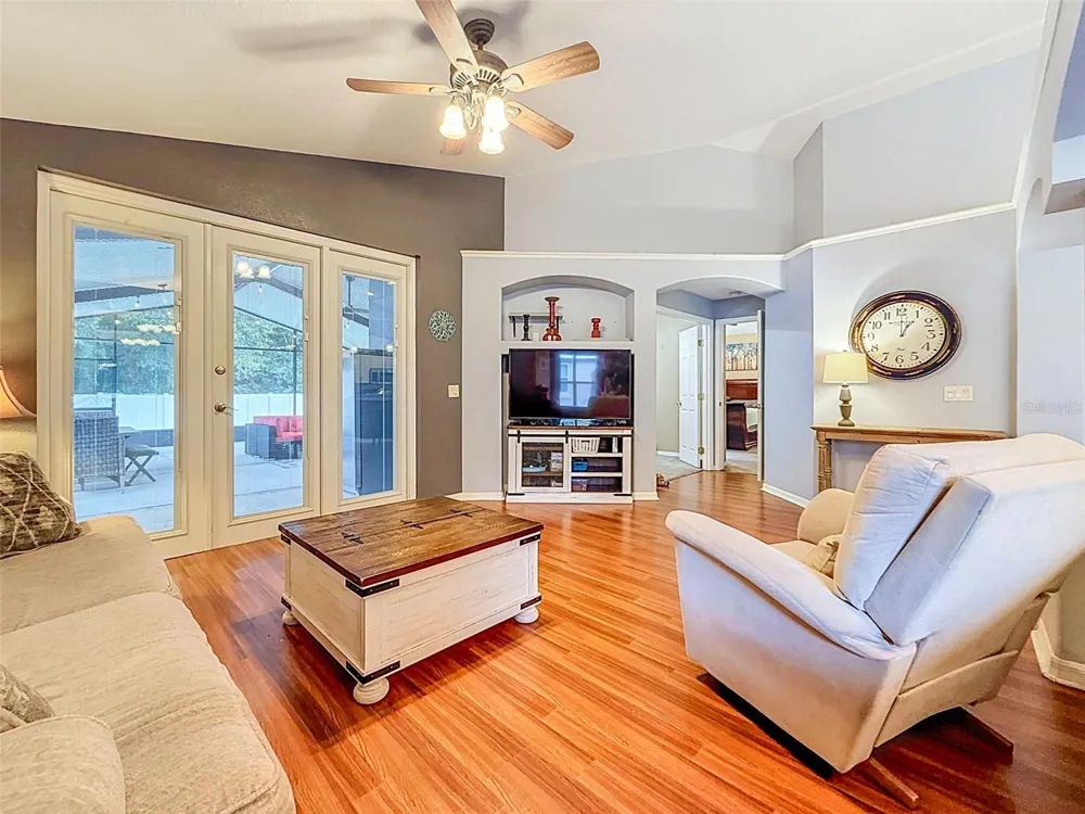 5720 HAWKLAKE RD Lithia, FL 33547