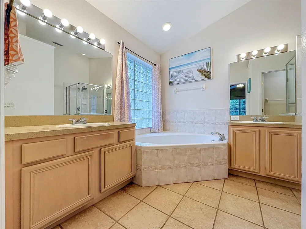 5720 HAWKLAKE RD Lithia, FL 33547