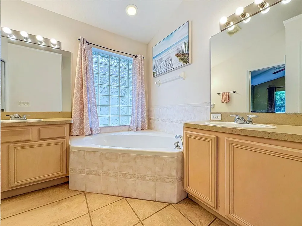5720 HAWKLAKE RD Lithia, FL 33547