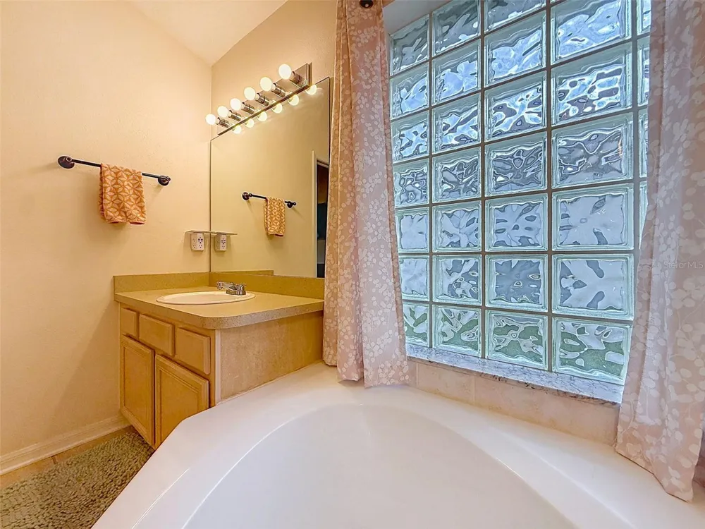 5720 HAWKLAKE RD Lithia, FL 33547
