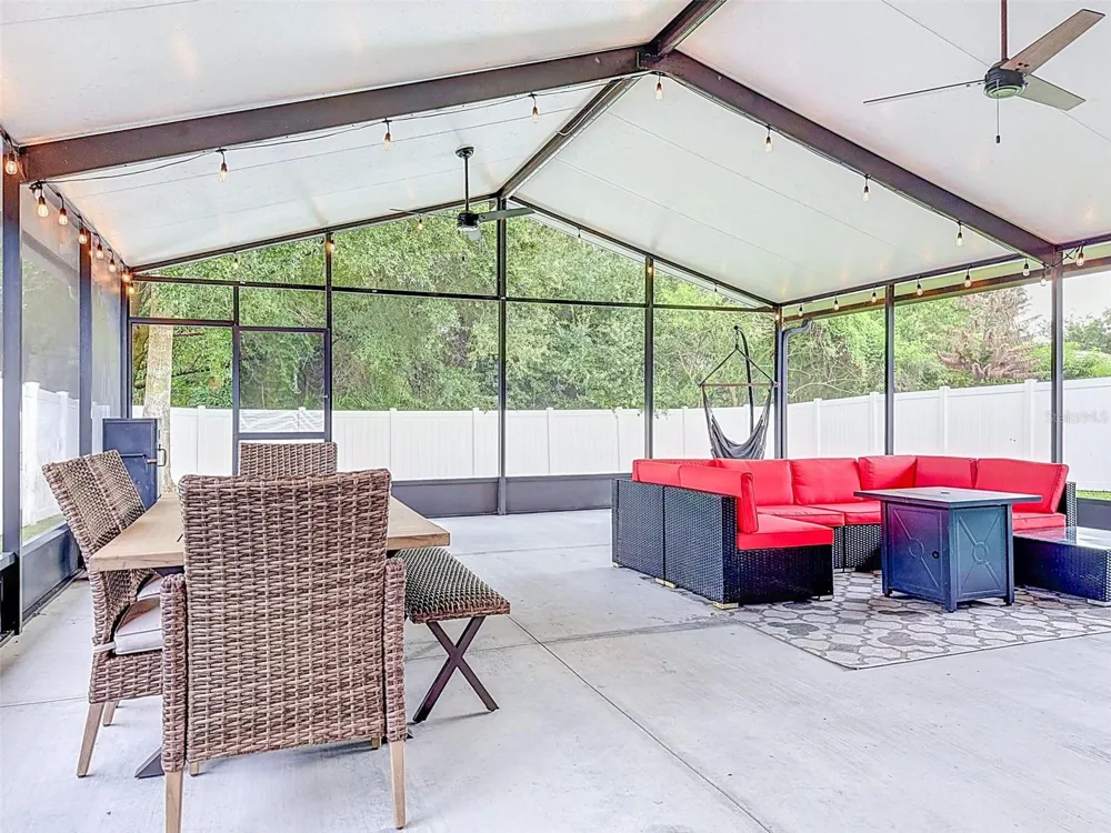 5720 HAWKLAKE RD Lithia, FL 33547