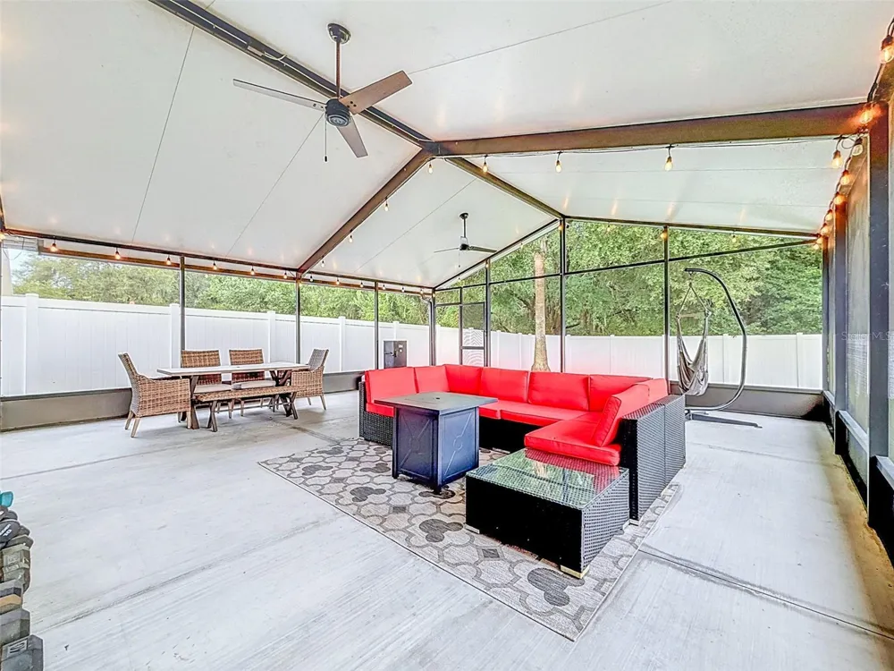 5720 HAWKLAKE RD Lithia, FL 33547